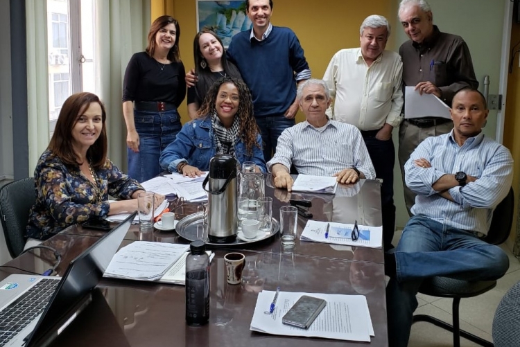 Equipe reunida em uma sala