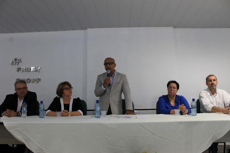 O reitor Sidney de Mello discursa em mesa composta pelo novo vice-diretor da faculdade de Veterinária Cícero Pitombo, a nova diretora Leila Sobreiro, a ex-diretora Nadia Almosny e o ex-vice-diretor Sérgio Mano