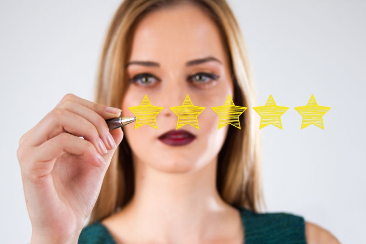 imagem: mulher desenhando estrela