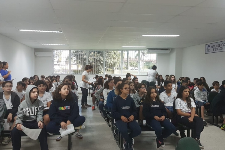 alunos do 7º ano no auditório do ICT assistindo as palestras sobre os cursos