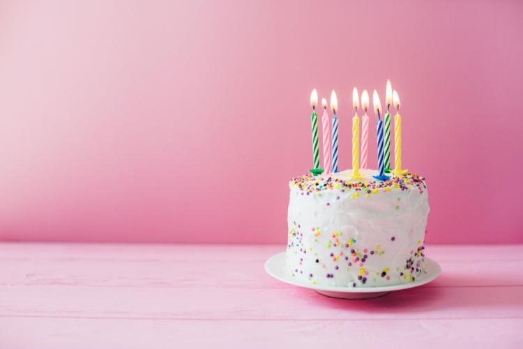 imagem: bolo de festa com velas