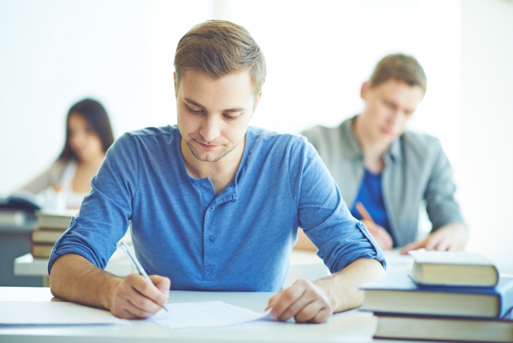 imagem: estudantes em sala de aula