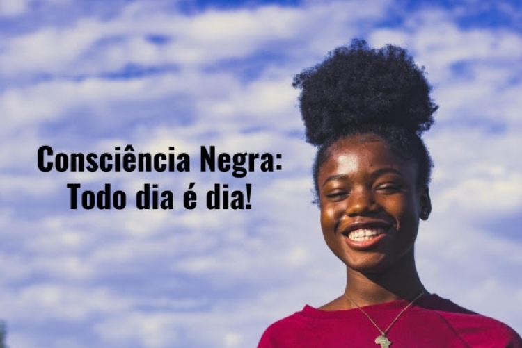 mulher negra sorrindo