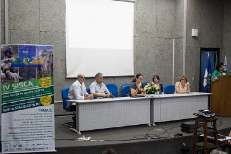 Da esquerda para direita, Professores Ismar Moraes,  Danilo Chagas, Luiza Valente, Virgínia Leo e Leila Gatti, respectivamente, representante da PROEX, Departamento de Zootecnia, coordenadora do evento, coordenadora do curso de Medicina Veterinária e diretora  da Faculdade Veterinária-UFF.
