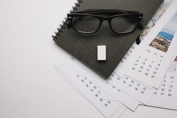imagem: óculos sobre várias páginas de calendário