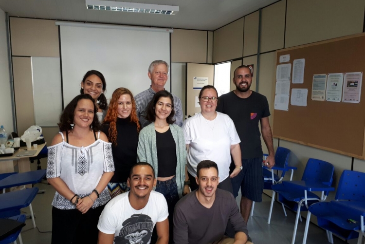 O professor Andy Roberts com a Professora Ana Paula Spolon e alunos da graduação e mestrado em turismo da Faculdade de Turismo e Hotelaria.