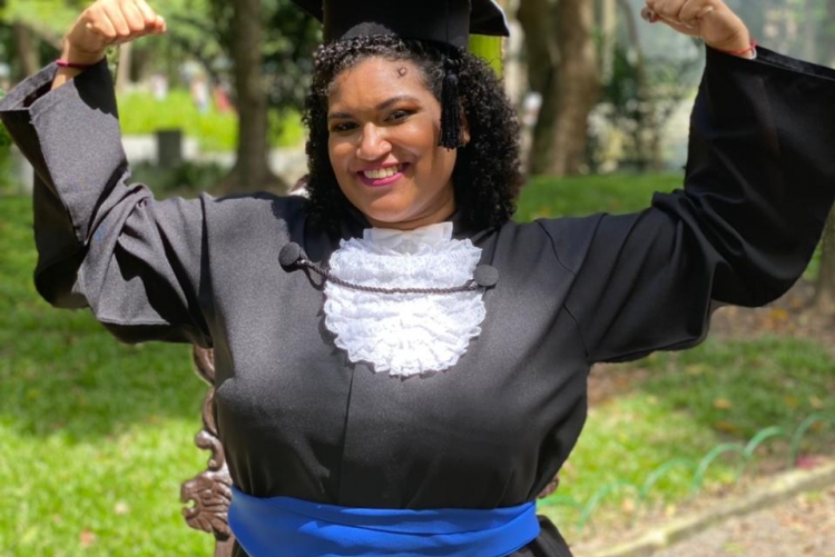 Foto da estudante Karina Katrim na sua colação de grau