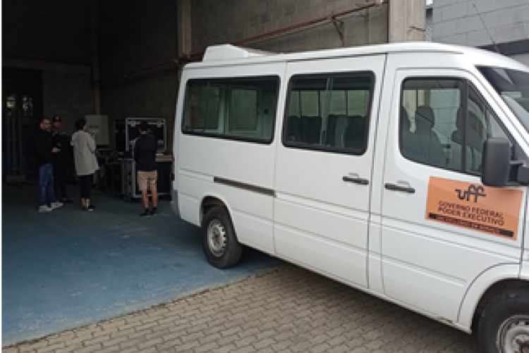 Transporte de equipamento do CEART em Niterói com destino à cidade de São Paulo, em 05/08/2022.