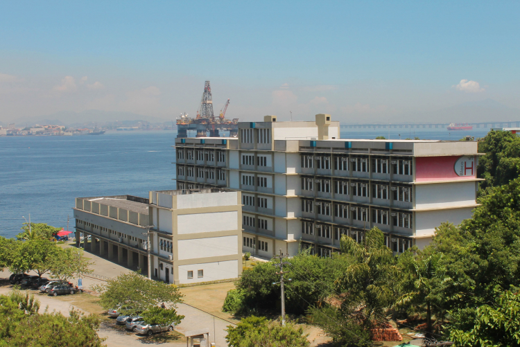 Na foto tem os prédios que compõem o campus da Praia Vermelha. Ao fundo, a Baia de Guabanara.