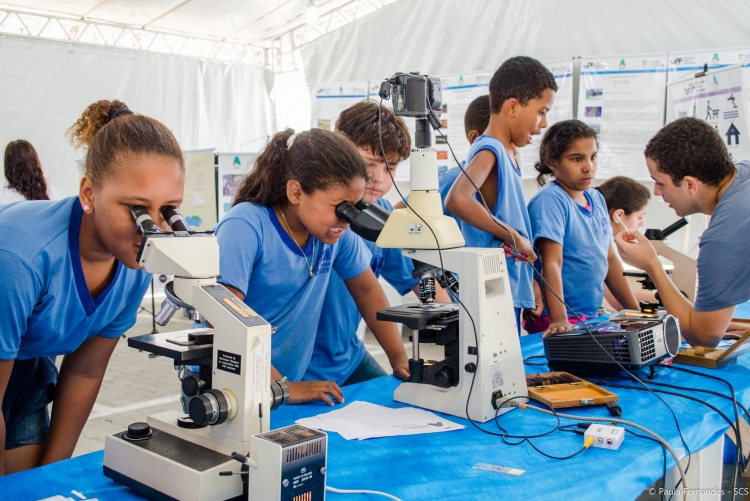 Estudantes de escolas do ensino fundamental visitando o evento de Agenda Acadêmica da UFF