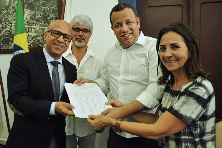 Autoridades de Angra dos Reis e reitor em cerimônia de cessão de terreno à universidade