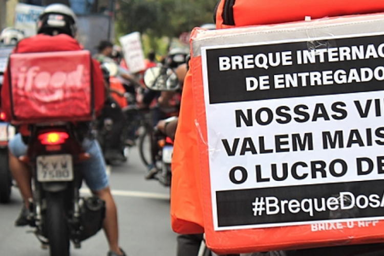 Foco na bag de um entregador com um papel escrito 