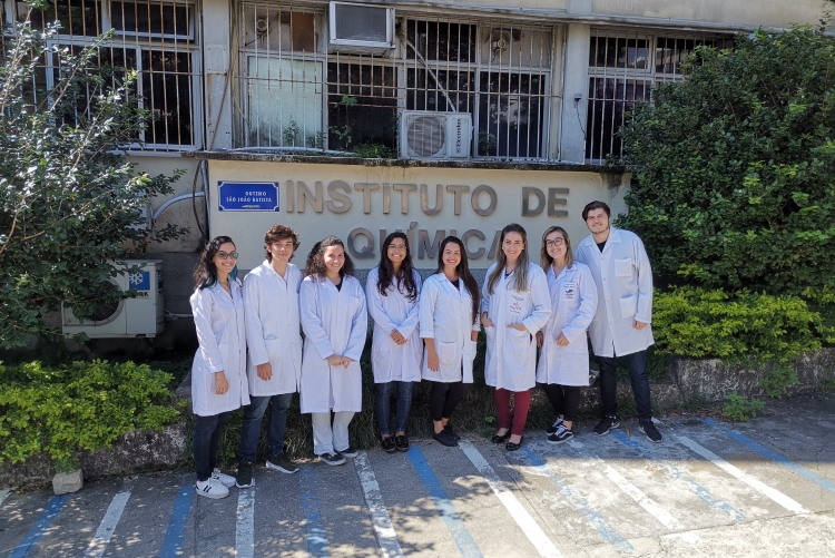 Professora Vanessa do Nascimento (terceira à direita) e alunos participantes do projeto