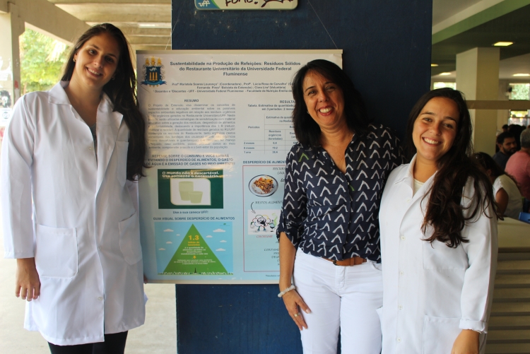 Professora Maristela Soares junto das alunas Fernanda Marinho e Clara Lira em campanha de sensibilização no restaurante universitário do gragoatá. Foto: Letícia Felippe