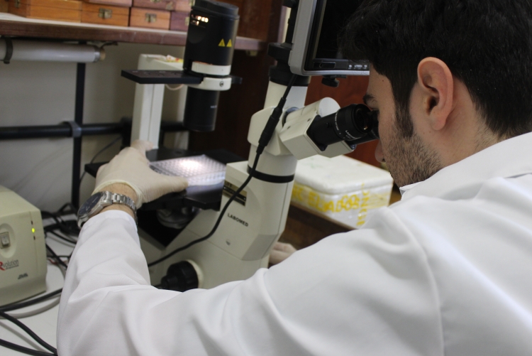 Homem em laboratório de pesquisa