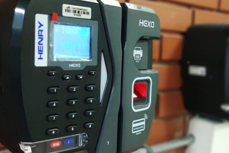 Foto de máquina de ponto eletrônico
