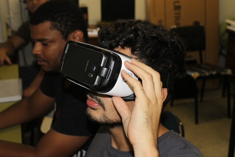 Estudante testa óculos de realidade virtual (HMD) Crédito: Felipe Gelani