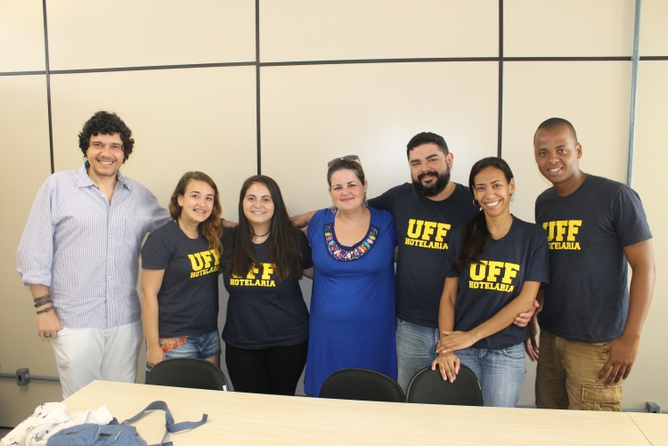 Alunos de Hotelaria, Marcello Tomé, diretor do Curso e Lúcia Silveira, coordenadora Foto: Felipe Gelani 