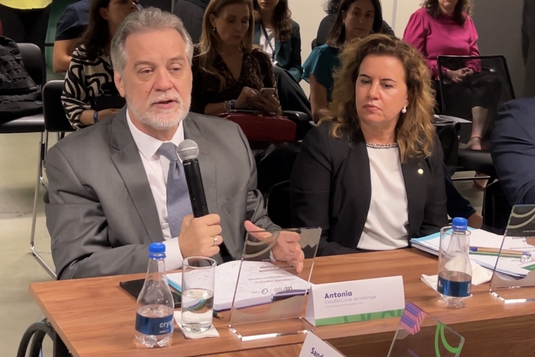 Reitor da UFF na mesa de debate do VII Fórum Nacional de Reitores e Dirigentes