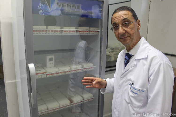 Professor Mauro Romero Leal Passos e vacinas contra o HPV Foto: Letícia Felippe