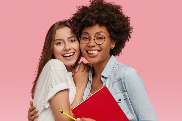 Mulheres estudantes se abraçando
