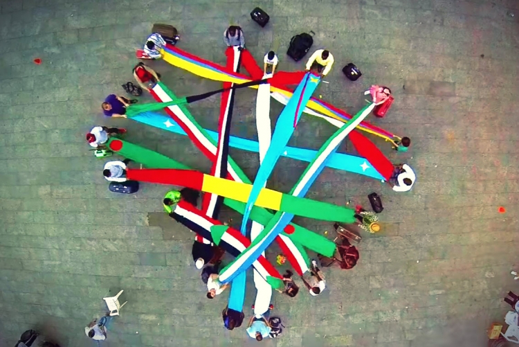 Refugiados fazem homenagem ao Brasil - Crédito: nossacausa.com