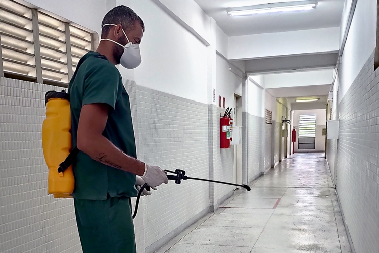Homem executando a sanitização