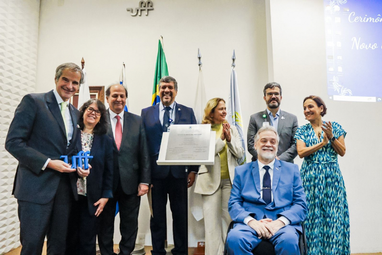 Foto composta por 5 homens e 3 mulheres ao redor de uma placa de inauguração