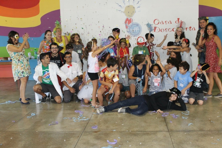 Imagem: grupo de crianças e adultos na Casa da Descoberta da UFF