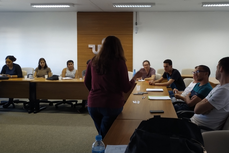 Alunos participam de aula sobre cartografia do Brasil com a Prof.ª Angélica di Maio