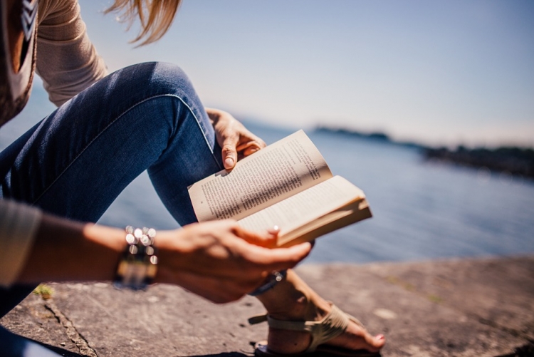 imagem: pessoa sentada lendo livro