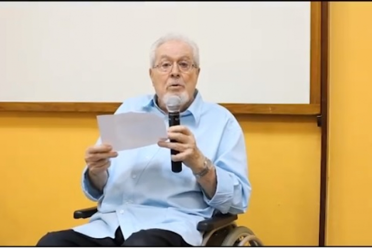 Foto do professor Waldimir Longo em uma palestra