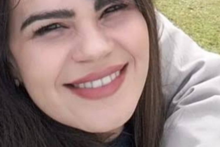 #Pratodosverem foto de uma mulher branca, de cabelos castanhos compridos, Ela sorri e está num ambiente externo Fim da descrição.