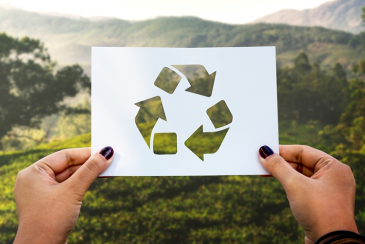 Papel perfurado com o símbolo da reciclagem