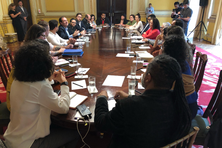 Reunião com as lideranças do Redes da Maré e representantes do poder público