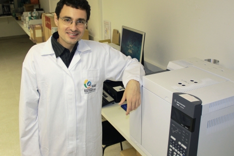 Humberto Marotta e o analisador de gases, nas dependências do NAB