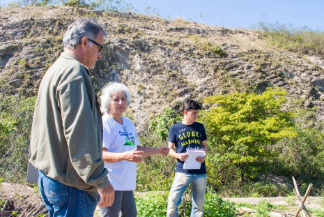 O engenheiro da UFF James Hall inspeciona o local onde será construído o Monta Carga