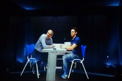 O professor Ricardo Carrano e o aluno de mestrado André Luis de Oliveira Fonseca em simulação do Sistema de Saúde Holográfica