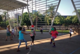 Pessoas de diferentes idades praticando atividade física na quadra de esportes da Universidade Federal Fluminense (UFF)