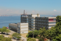 Campus da Praia Vermelha Visto de cima e de lado, com o mar aparecendo atrás