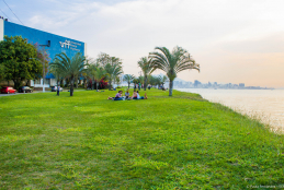 Foto do campus do Gragoatá, com um dos blocos ao fundo e na lateral esquerda a Baía de Guanabara