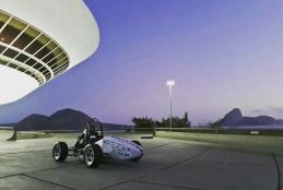 Exposição do carro da equipe no Museu da Arte Contemporânea, de Niterói.
