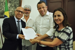 Autoridades de Angra dos Reis e reitor em cerimônia de cessão de terreno à universidade