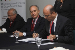 #pratodosverem Foto da mesa do XX Encontro de Reitores do Grupo Tordesilhas na UFF