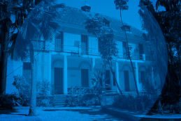 imagem da faculdade de arquitetura da UFF em Niterói, sob filtro azul.