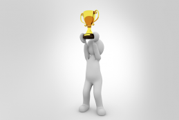 animação de um bonequinho branco, no centro da imagem, segurando acima da cabeça um troféu