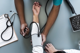 Médico atendendo paciente