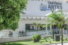foto do Centro de Artes. Prédio branco, cercado de vegetação verde