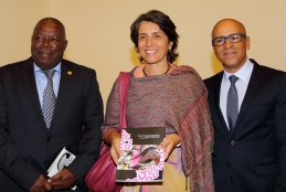 Os reitores Aires Bruzaca e Sidney Mello com a ministra Andrea Watson