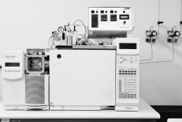 #Pratodosverem: Imagem preto e branco de um equipamento de médio porte para análises químicas.